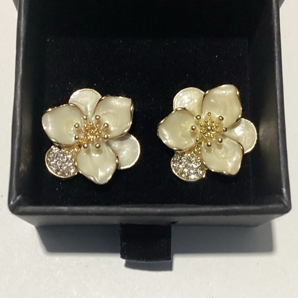 🌸GoldTone Polychrome White Hibiscus Flower Post Back Earrings